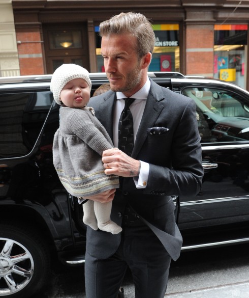 Từ một người đàn ông phong trần, David Beckham trở nên dịu dàng hơn với cô con gái bé xíu trên tay